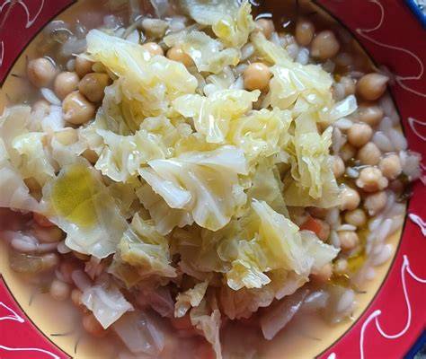 Sopa de repollo y garbanzos humeante en un cuenco