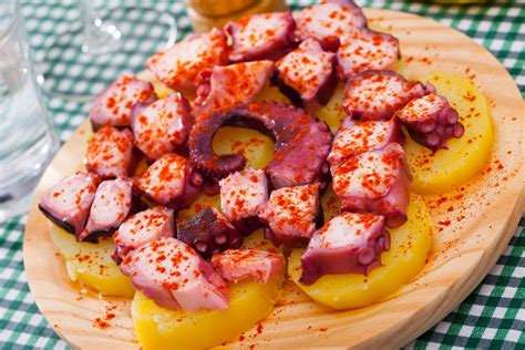 Ingredientes esenciales para el pulpo a la gallega: pulpo, patatas, aceite de oliva y sal