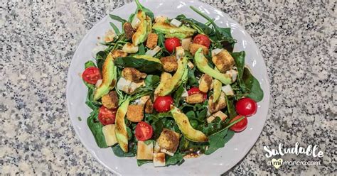 Ingredientes frescos para ensalada: espinacas, tomates y aguacate