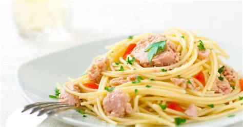 Ingredientes frescos para espaguetis con brócoli y atún