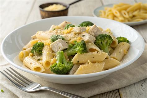 Pasta horneada con brócoli y atún gratinada