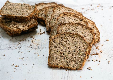 Pan de semillas recién horneado