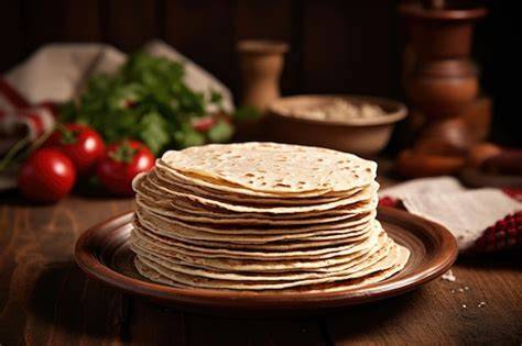 Tortillas de harina recién hechas apiladas en una servilleta de tela