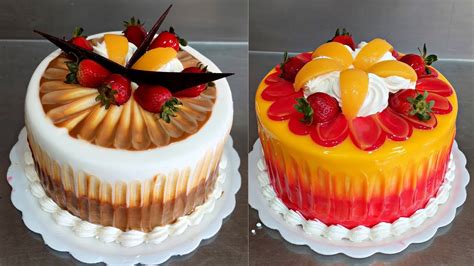 Variedad de tartas decoradas y porciones de pasteles en una vitrina