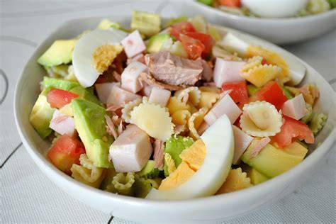 Ensalada de pasta con pavo y bonito