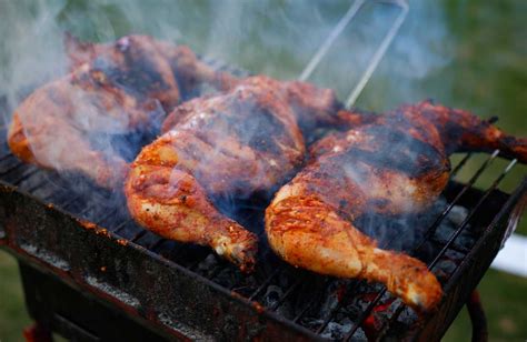 Interior de Asador Super Pollo en Lepe mostrando el área de preparación de pollos asados