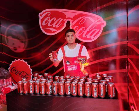 Stand de Coca-Cola para personalizar botellas en un evento