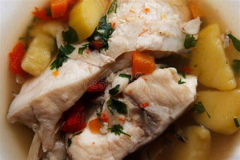 Sopa de espinazo servida en un plato tradicional