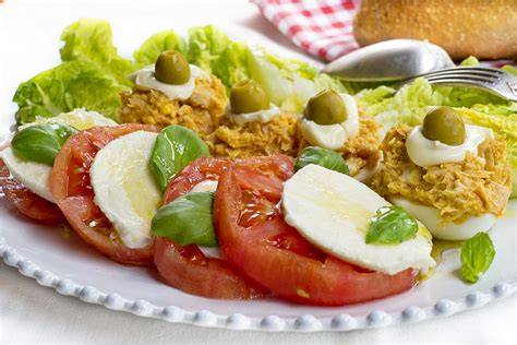 Ejemplo de ensalada mixta para acompañar huevos rellenos