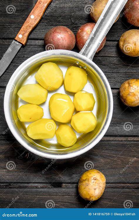 Patatas cociéndose en un cazo con agua