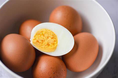 Huevos cocidos pelados y cortados