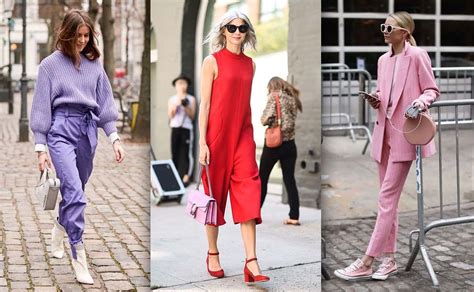 Modelo luciendo un outfit monocromático en rosa pastel