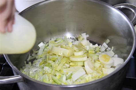 Cebolla y puerro sofriéndose en la olla