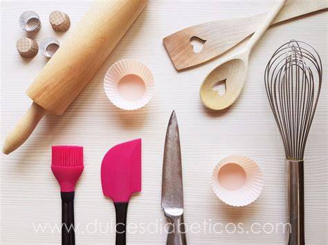 Utensilios de repostería para hornear un bizcocho
