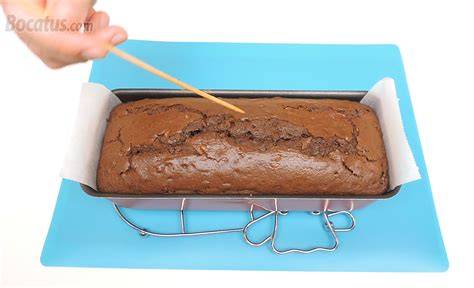 Bizcocho de turrón de chocolate horneándose en el horno