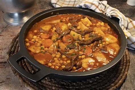 Olla de cocción lenta preparando un guiso