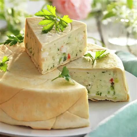 Pastel de merluza y salmón fresco con decoración