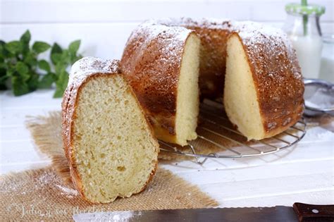Bizcocho de queso crema enfriándose en una rejilla