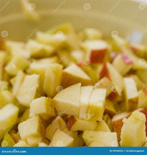 Manzana cortada en trozos en una olla
