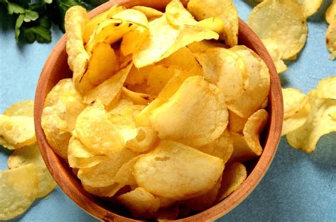 Papas fritas rústicas y crujientes recién hechas