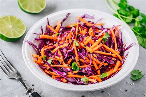 Ensalada fresca y colorida con zanahoria, col y cilantro