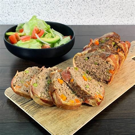 Plato de pastel de carne servido en una mesa