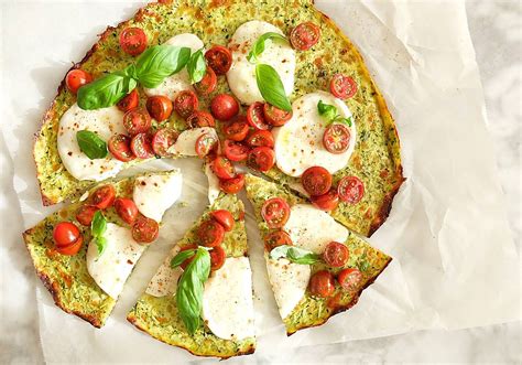 Pizza de calabacín y mozzarella con base fina