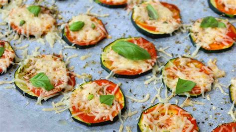 Mini pizzas de calabacín listas para hornear