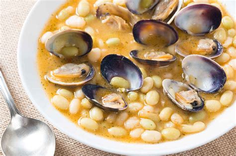 Pochas con almejas en cazuela de barro