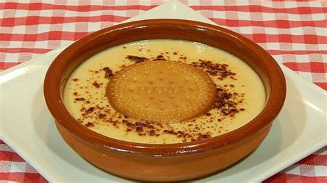 Natillas caseras en cuencos de barro con galleta y canela espolvoreada