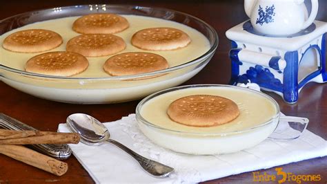 Cuencos de natillas individuales listos para servir con galleta y canela