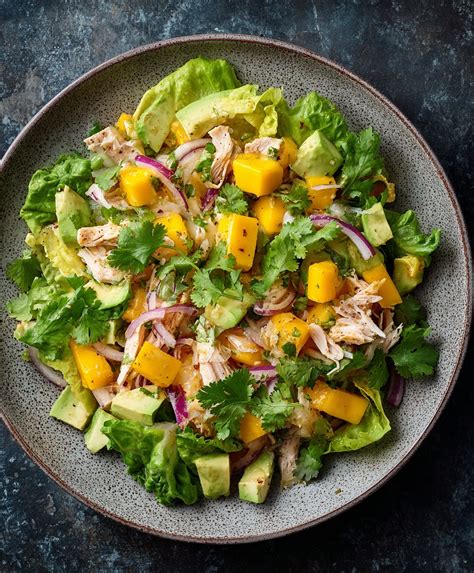 Ensalada de bacalao desmenuzado con mango y nueces