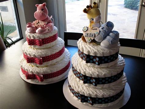 Tarta de pañales decorada con lazos y peluche