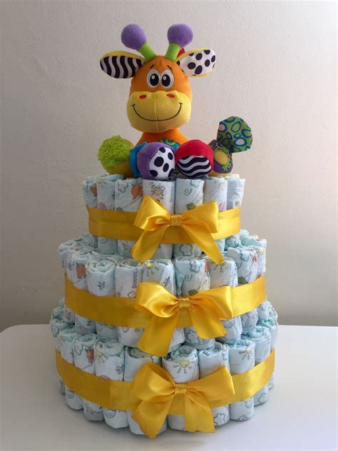Tarta de pañales para niño con decoración en tonos azules