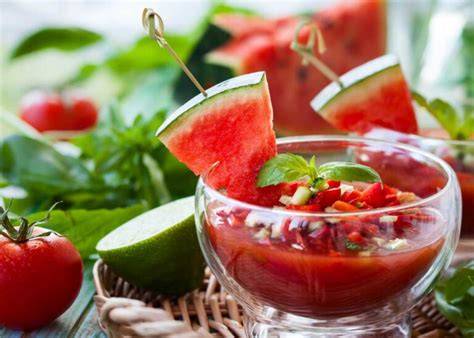 Bol con gazpacho de sandía y fresas adornado con menta