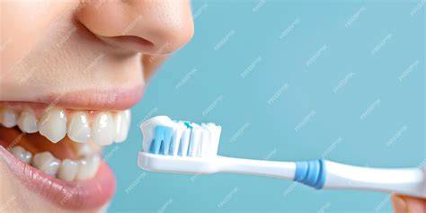 Persona con ortodoncia cepillándose los dientes
