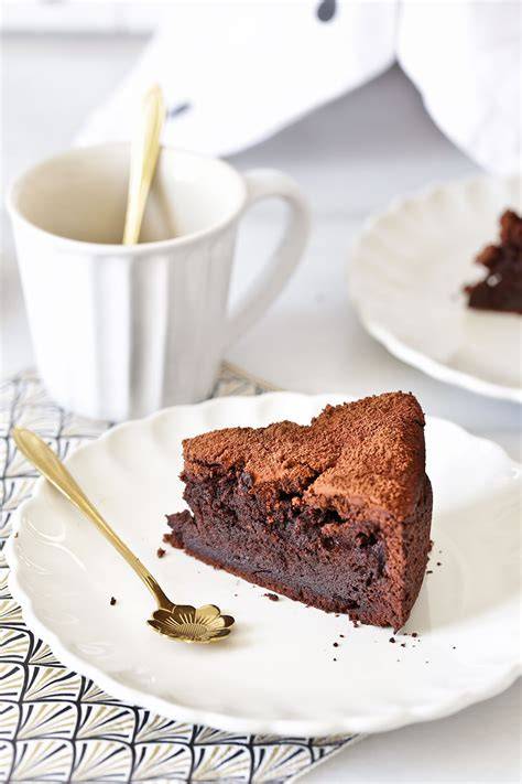 Tarta de chocolate sin harina sobre una rejilla