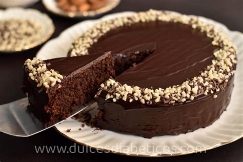 Tarta de chocolate sin harina espolvoreada con cacao