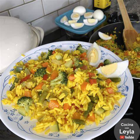 Plato de arroz frito con huevo y verduras