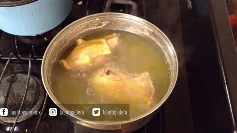 Olla a presión con mollejas de pollo hirviendo