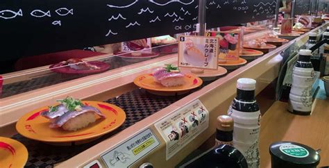 Interior del restaurante Ninja Sushi con la cinta giratoria