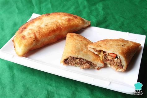 Variedad de platos venezolanos con cazón, como empanadas y pabellón