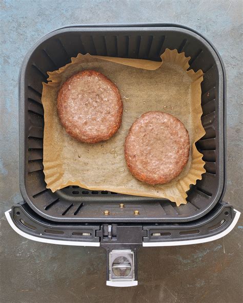 Freidora de aire con hamburguesas congeladas