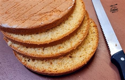 Bizcocho cortado en capas listo para rellenar