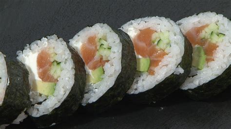 Ingredientes para sushi Philadelphia: salmón, queso crema, aguacate, pepino, arroz y alga nori