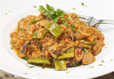 Plato de arroz con chipirones y verduras