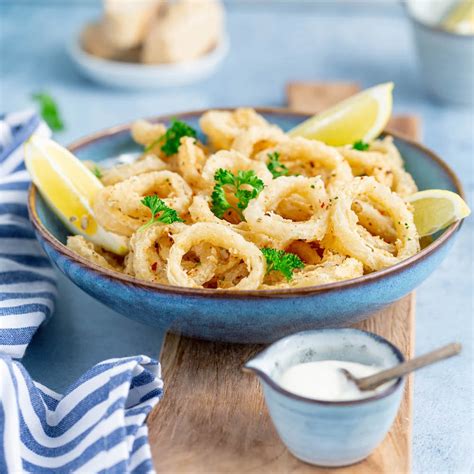 Freidora de aire caliente con calamares congelados