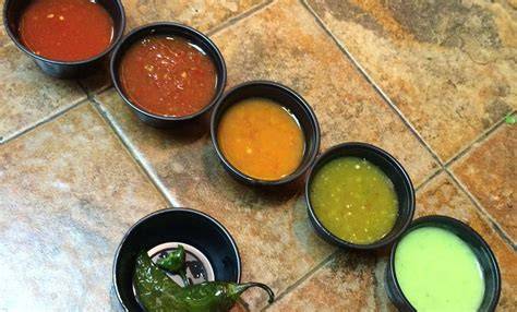 Variedad de salsas para acompañar tortillas de plátano