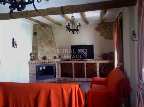 Interior de un apartamento rural acogedor con chimenea