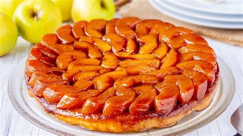 Tarta Tatin invertida recién desmoldada en plato de servir